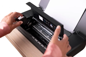 imprimantă CISS într-un birou modern, folosită pentru documente corporate