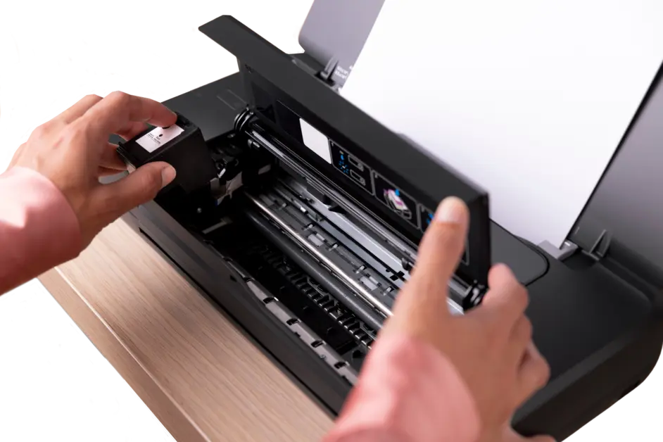 imprimantă CISS într-un birou modern, folosită pentru documente corporate