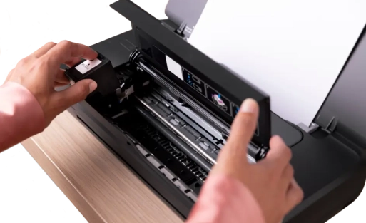 imprimantă CISS într-un birou modern, folosită pentru documente corporate